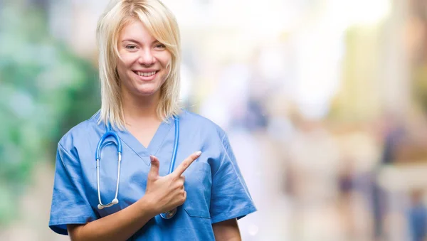 Jonge Mooie Blonde Dokter Vrouw Medische Uniform Dragen Geïsoleerde Achtergrond — Stockfoto