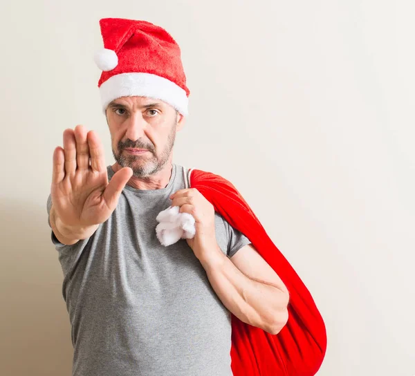 Старший Чоловік Різдвяному Капелюсі Санта Клауса Відкритою Рукою Робить Знак — стокове фото