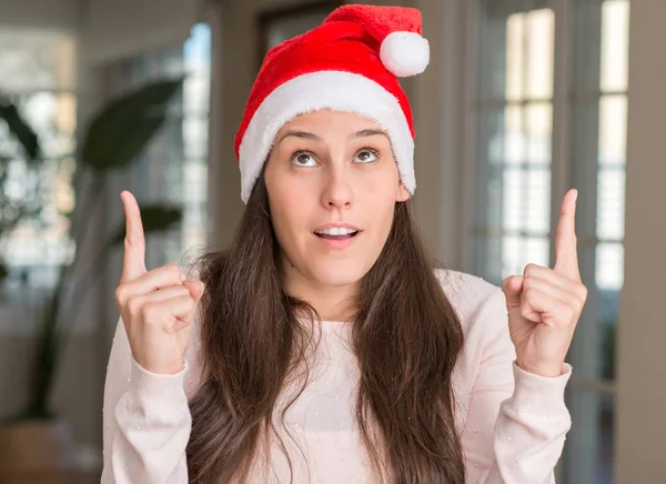 Mulher Bonita Usando Chapéu Papai Noel Casa Espantado Surpreso Olhando — Fotografia de Stock