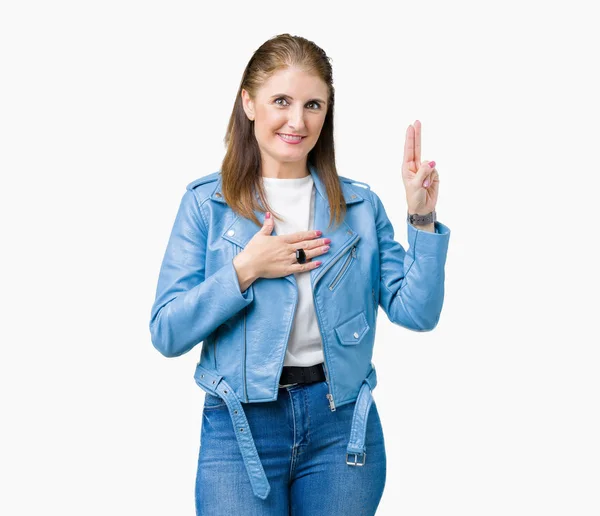 Mooie Middenleeftijd Volwassen Vrouw Dragen Mode Lederen Jas Geïsoleerd Background — Stockfoto