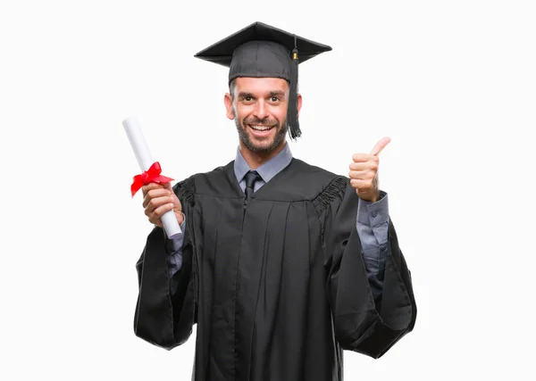 若いハンサムな卒業男笑顔の サイン 優秀な兆候を親指をやって幸せな孤立の背景の上の学位を保持 — ストック写真