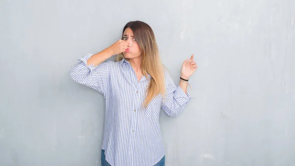 Junge Erwachsene Frau Über Grauer Grunge Wand Modischem Business Outfit — Stockfoto