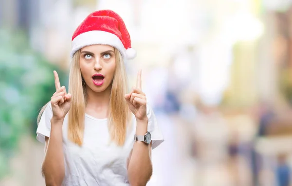 Giovane Bella Donna Bionda Cappello Natale Sfondo Isolato Stupito Sorpreso — Foto Stock