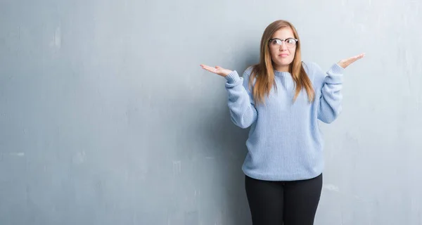 Ung Vuxen Kvinna Över Grå Grunge Vägg Bär Glasögon Aningslös — Stockfoto