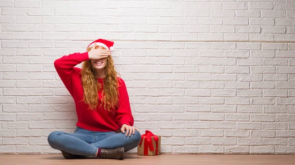 Junge Rothaarige Frau Die Über Backsteinmauern Sitzt Weihnachtsmütze Trägt Lächelnd — Stockfoto