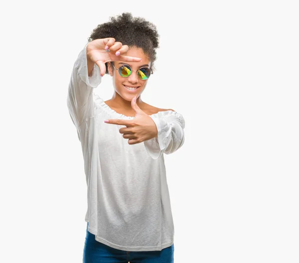 Mladá Afro Americký Žena Nosí Sluneční Brýle Izolované Pozadí Provedení — Stock fotografie