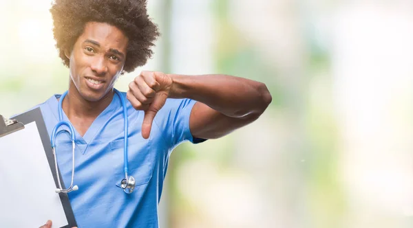 Afro Amerikaans Chirurg Dokter Klembord Man Houdt Geïsoleerde Achtergrond Met — Stockfoto