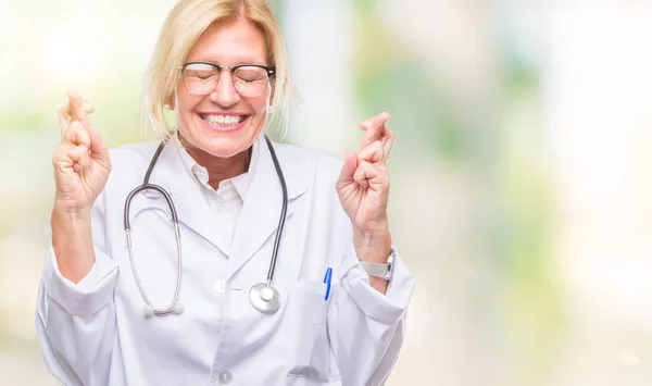 Médico Loira Meia Idade Mulher Sobre Fundo Isolado Sorrindo Cruzando — Fotografia de Stock