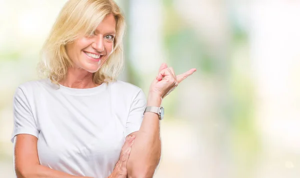 Donna Bionda Mezza Età Sfondo Isolato Con Grande Sorriso Sul — Foto Stock