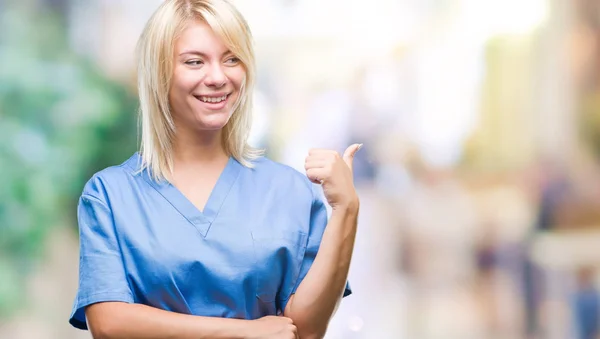 Jonge Mooie Blonde Verpleegkundige Arts Vrouw Geïsoleerde Achtergrond Glimlachend Met — Stockfoto