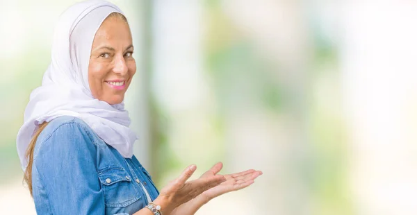 Arabische Frau Mittleren Alters Trägt Arabischen Hijab Über Isoliertem Hintergrund — Stockfoto
