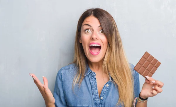 Junge Erwachsene Frau Über Grauer Grunge Wand Beim Essen Von — Stockfoto