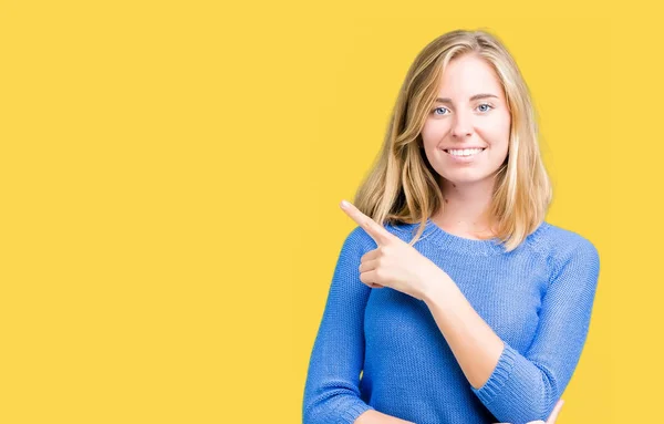 Bella Giovane Donna Che Indossa Maglione Blu Sfondo Isolato Indicando — Foto Stock