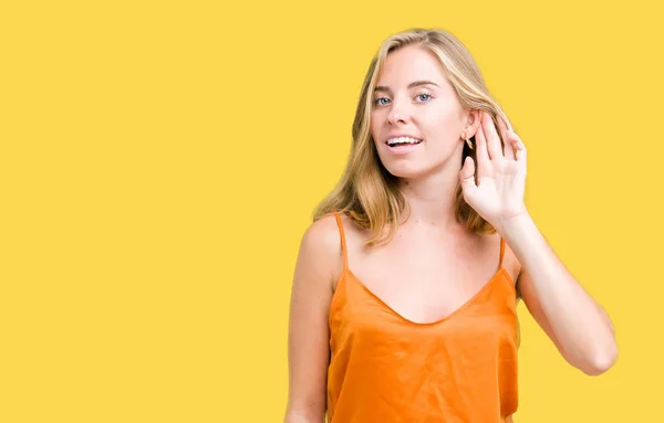 Mooie Jonge Vrouw Oranje Shirt Dragen Geïsoleerde Achtergrond Glimlachend Met — Stockfoto