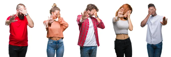 一群年轻人在五颜六色的孤立背景上用双手捂住眼睛 用悲伤和恐惧的表情做停止手势 尴尬和消极的概念 — 图库照片