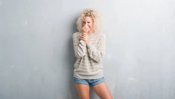 Mulher Loira Jovem Com Cabelo Encaracolado Sobre Fundo Cinza Grunge — Fotografia de Stock