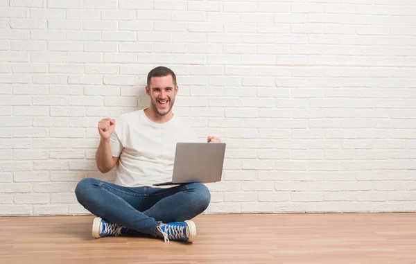 Joven Hombre Caucásico Sentado Sobre Pared Ladrillo Blanco Usando Computadora — Foto de Stock