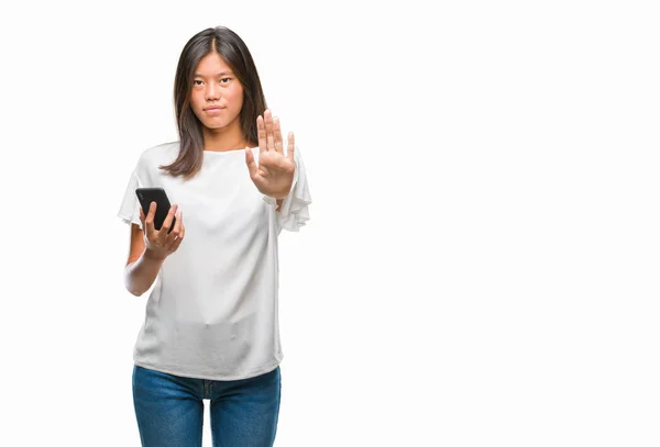 Jeune Femme Asiatique Textos Aide Smartphone Sur Fond Isolé Avec — Photo