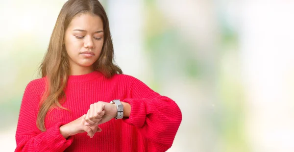 Mujer Morena Hermosa Joven Con Suéter Rojo Invierno Sobre Fondo —  Fotos de Stock