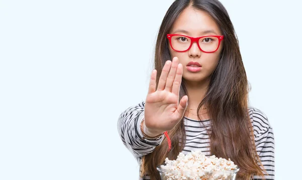 Junge Asiatin Isst Popcorn Vor Isoliertem Hintergrund Mit Offener Hand — Stockfoto