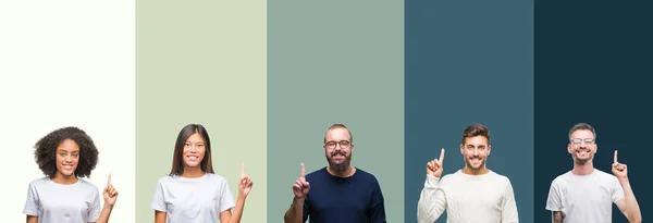 カラフルな分離背景表示と自信を持って 幸せな笑みを浮かべて 指番号のいずれかで上向きに若い人たちのグループのコラージュ — ストック写真