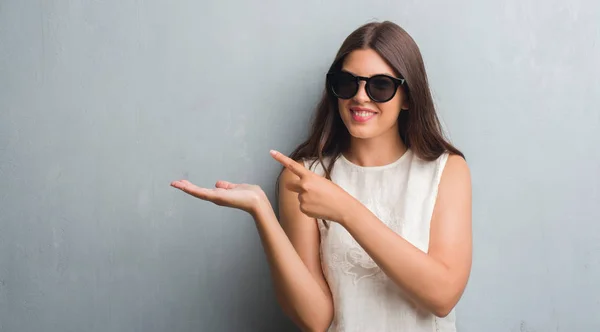 Joven Morena Sobre Pared Gris Grunge Usando Gafas Sol Moda —  Fotos de Stock