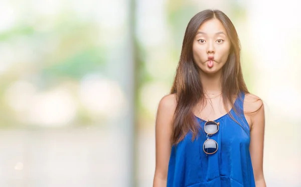 Joven Mujer Asiática Sobre Fondo Aislado Haciendo Cara Pez Con —  Fotos de Stock