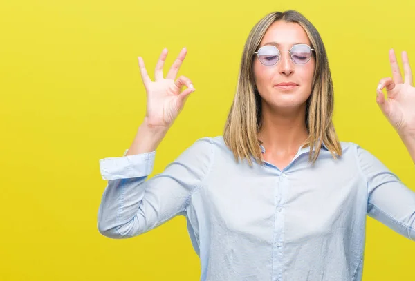 Jeune Belle Femme Portant Des Lunettes Soleil Sur Fond Isolé — Photo