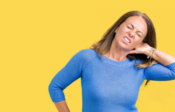 Schöne Frau Mittleren Alters Mit Winterpullover Über Isoliertem Hintergrund Die — Stockfoto