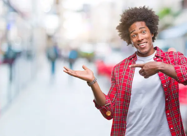 Afro Americano Uomo Sfondo Isolato Stupito Sorridente Alla Fotocamera Mentre — Foto Stock