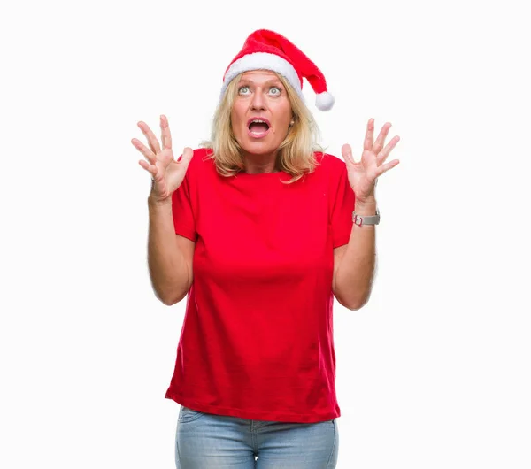 中年の金髪の女性分離背景クレイジー 怒って叫んでと積極的な表現と腕を上げると叫んで経由クリスマス帽子をかぶっています 欲求不満のコンセプト — ストック写真