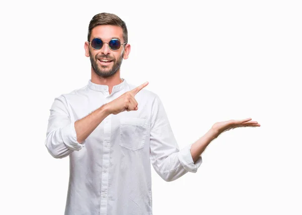 Joven Hombre Guapo Con Gafas Sobre Fondo Aislado Sorprendido Sonriendo — Foto de Stock