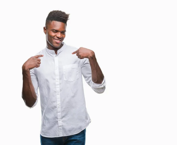 年轻的非洲裔美国人在孤立的背景下 脸上露出自信的笑容 用手指自豪和快乐地指着自己 — 图库照片