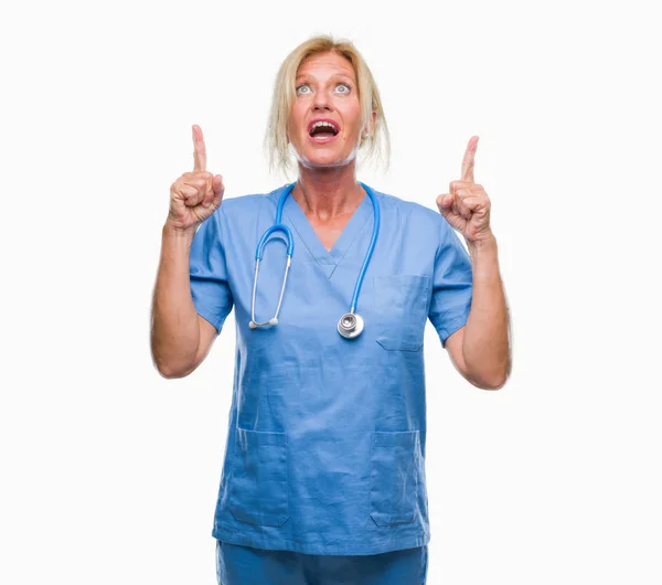 Enfermera Rubia Mediana Edad Cirujana Mujer Sobre Fondo Aislado Asombrada — Foto de Stock