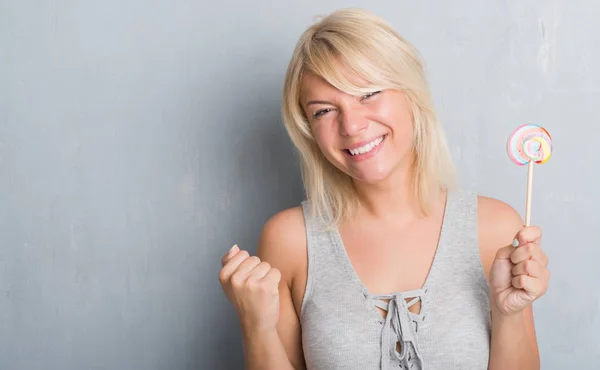 Caucásica Mujer Adulta Sobre Gris Grunge Pared Comer Caramelo Piruleta — Foto de Stock