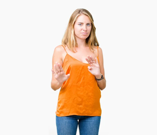 Zole Arka Plan Üzerinde Turuncu Gömlek Giymiş Güzel Genç Birbayan — Stok fotoğraf
