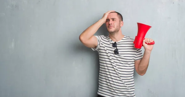 Joven Hombre Caucásico Sobre Gris Pared Grunge Gritando Través Megáfono — Foto de Stock