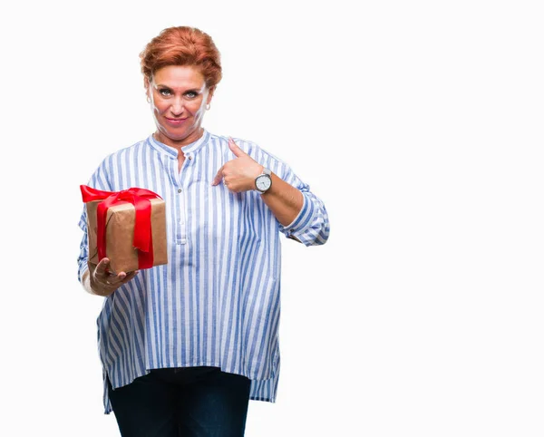 Senior Mujer Caucásica Sosteniendo Regalo Sobre Fondo Aislado Con Cara —  Fotos de Stock