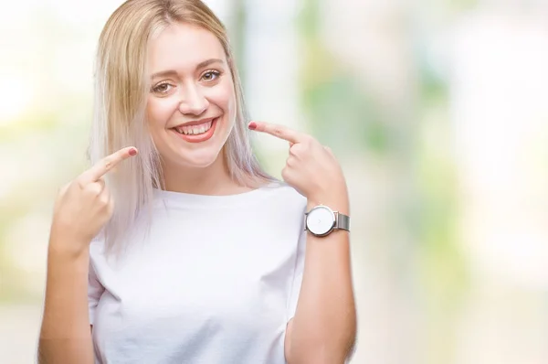 Mujer Rubia Joven Sobre Fondo Aislado Sonriendo Confiado Mostrando Señalando —  Fotos de Stock