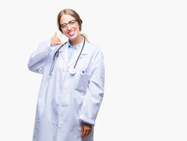 Mooie Jonge Blonde Dokter Vrouw Medische Uniform Dragen Geïsoleerde Achtergrond — Stockfoto