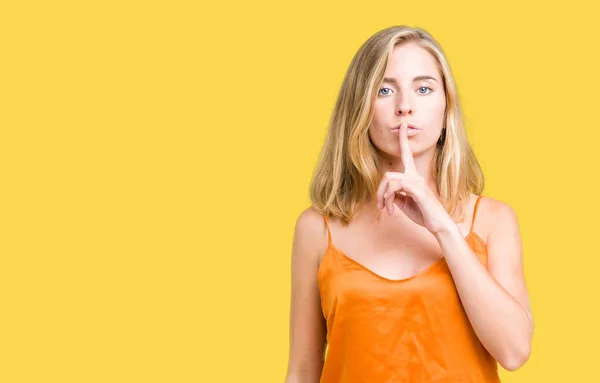 Красивая Молодая Женщина Оранжевой Рубашке Изолированном Фоне Просит Тишины Пальцем — стоковое фото