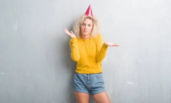 Mujer Rubia Joven Sobre Pared Gris Grunge Usando Sombrero Cumpleaños —  Fotos de Stock