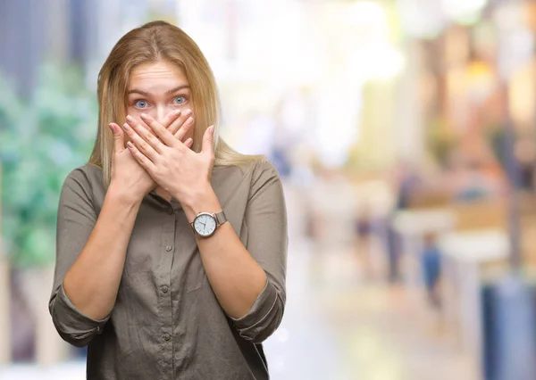 Giovane Donna Affari Caucasica Sfondo Isolato Scioccato Copertura Bocca Con — Foto Stock