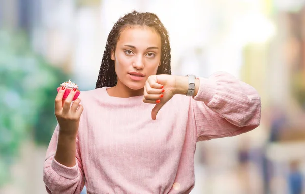 Unga Afroamerikanska Flicka Äter Cupcake Över Isolerade Bakgrund Med Arga — Stockfoto