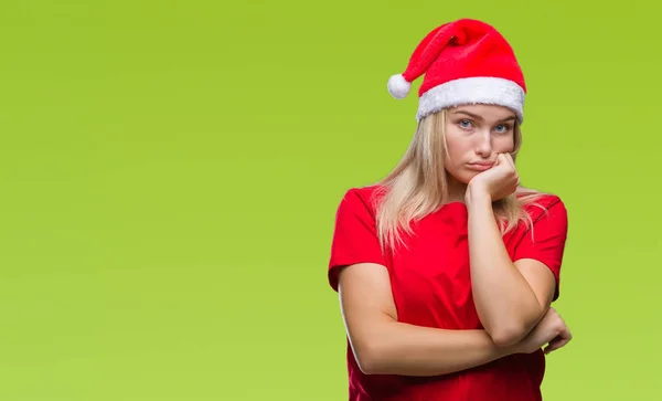 年轻的白种人妇女戴着圣诞节帽子在孤立的背景思维看累了 厌烦与交叉胳膊抑郁症问题 — 图库照片