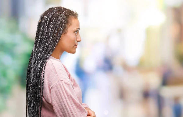 Joven Trenzado Pelo Afroamericano Chica Usando Suéter Sobre Fondo Aislado — Foto de Stock