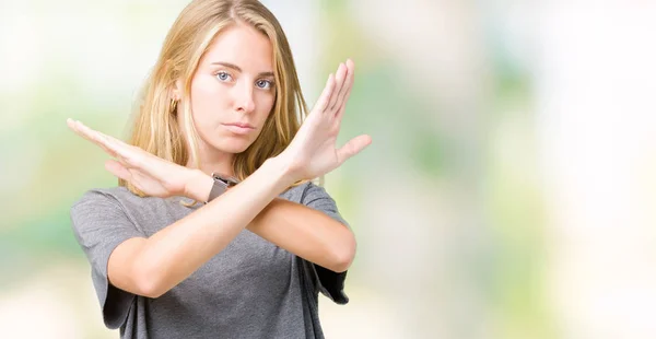 Hermosa Mujer Joven Con Una Camiseta Informal Gran Tamaño Sobre — Foto de Stock