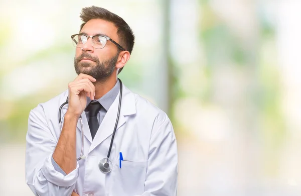 Homem Médico Hispânico Adulto Sobre Fundo Isolado Com Mão Queixo — Fotografia de Stock