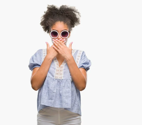 Junge Afroamerikanerin Mit Brille Über Isoliertem Hintergrund Schockiert Mund Mit — Stockfoto