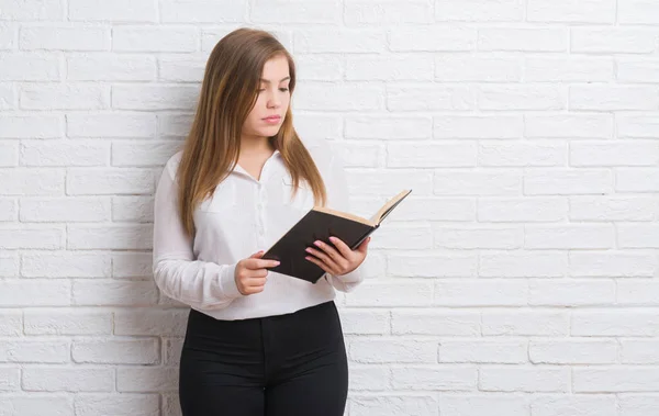 Jeune Femme Adulte Debout Sur Mur Briques Blanches Lecture Livre — Photo